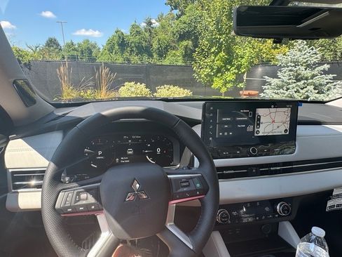 New 2025 Mitsubishi Outlander AWD image 28