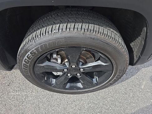 Certified 2025 Jeep Grand Cherokee Altitude image 9