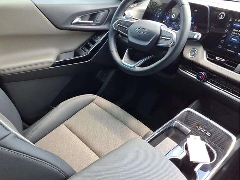 Used 2025 Chevrolet Equinox LT w/ Convenience Package II FWD image 9
