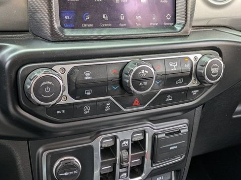 Used 2023 Jeep Wrangler Unlimited Sahara AWD/4WD image 17