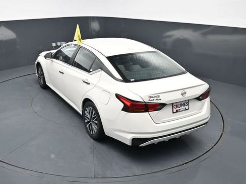 Used 2025 Nissan Altima 2.5 SV FWD image 37