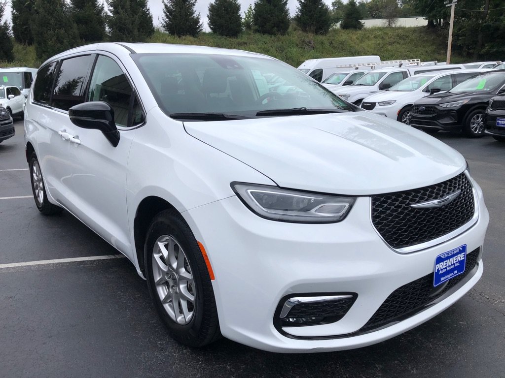 Used 2024 Chrysler Pacifica Touring-L FWD image 8