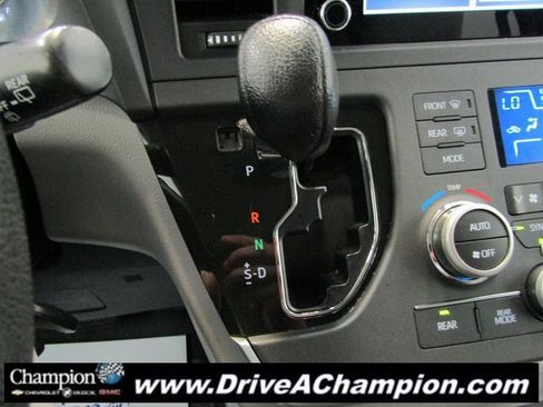 Used 2020 Toyota Sienna L image 23