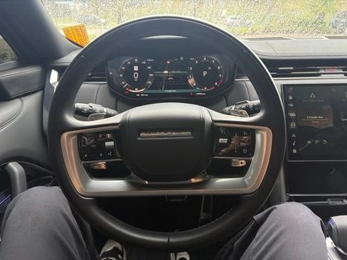 Used 2025 Land Rover Range Rover SE AWD/4WD image 1