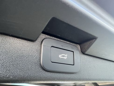 Certified 2024 Land Rover Discovery Metropolitan Edition image 40