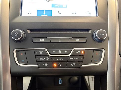 Used 2017 Ford Fusion SE w/ Fusion SE Technology Package image 20