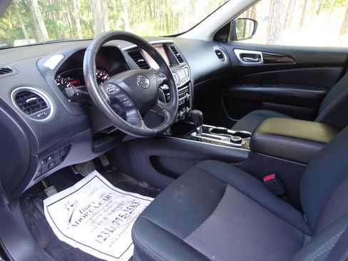 Used 2019 Nissan Pathfinder SV image 11