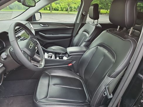 Used 2023 Jeep Grand Cherokee Limited w/ Black Appearance Package AWD/4WD image 19
