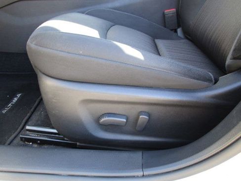 Used 2024 Nissan Altima 2.5 SV image 11