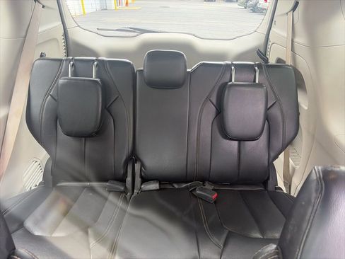 Used 2022 Chrysler Pacifica Touring-L image 11