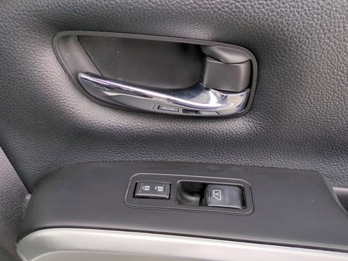 Used 2017 Nissan Titan SV image 29