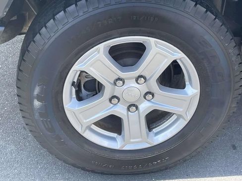 Used 2018 Jeep Wrangler Sport AWD/4WD image 8