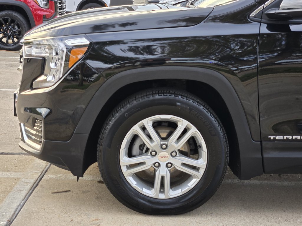 Used 2024 GMC Terrain SLE w/ Driver Convenience Package FWD image 10