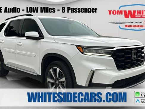 Used 2025 Honda Pilot Touring image 1