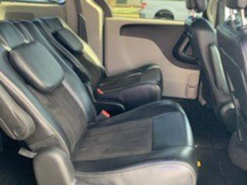 Used 2019 Dodge Grand Caravan SXT image 11