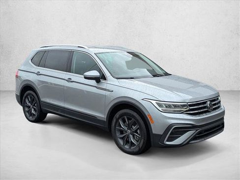 Used 2022 Volkswagen Tiguan SE FWD image 3