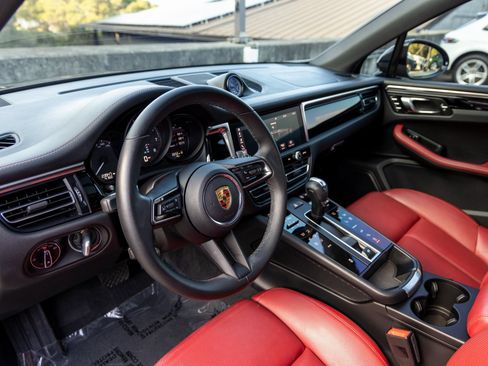 Certified 2023 Porsche Macan image 4