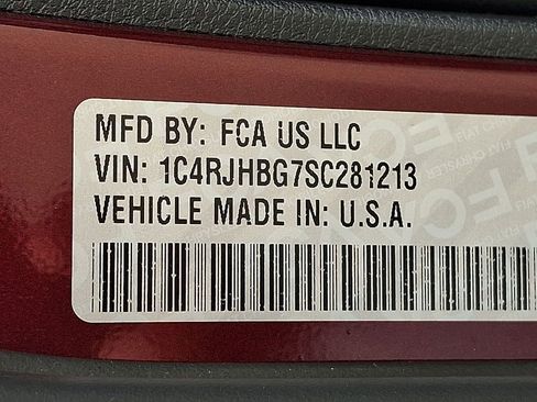 Used 2025 Jeep Grand Cherokee Limited w/ Black Appearance Package image 25