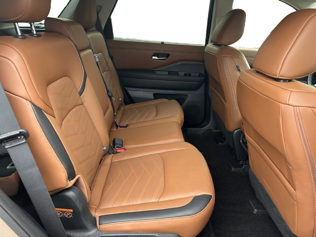 Used 2024 Nissan Pathfinder Platinum w/ Cargo Package AWD/4WD image 8