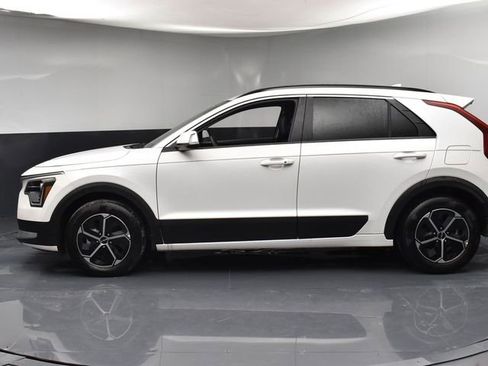 Used 2025 Kia Niro EX FWD image 3