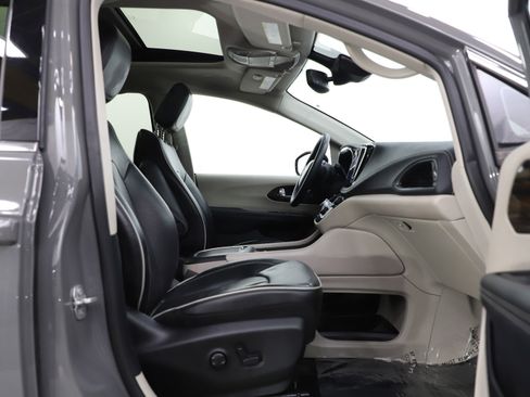 Used 2023 Chrysler Pacifica Limited FWD image 11