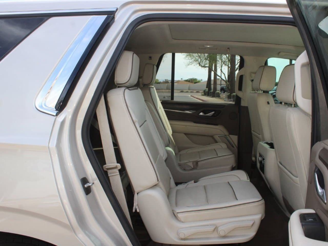 Used 2022 GMC Yukon Denali w/ Denali Premium Package AWD/4WD image 14