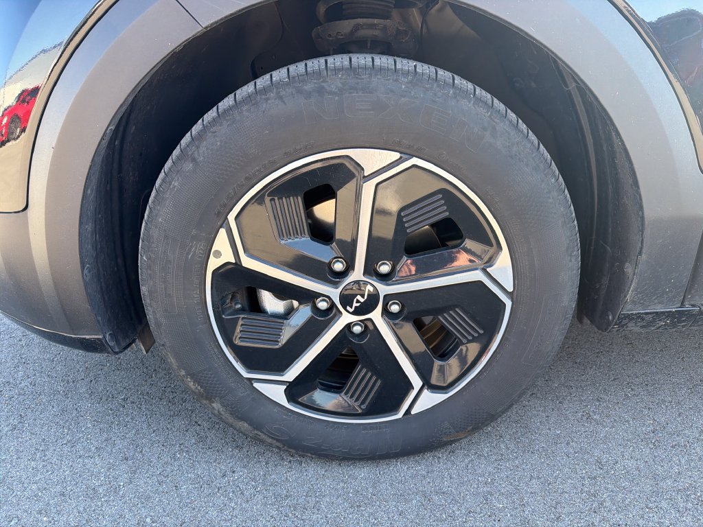 Used 2025 Kia Niro EX FWD image 2