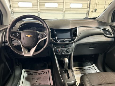 Used 2017 Chevrolet Trax LT w/ LT Convenience Package FWD image 4