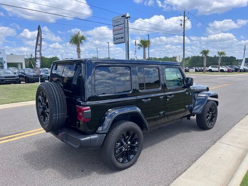 Certified 2025 Jeep Wrangler Unlimited Sahara w/ Safety Group AWD/4WD image 3