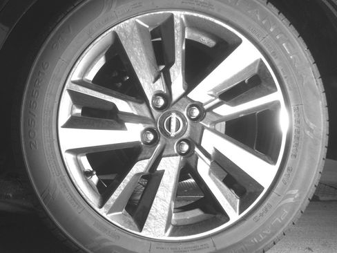 Used 2025 Nissan Versa SV FWD image 14