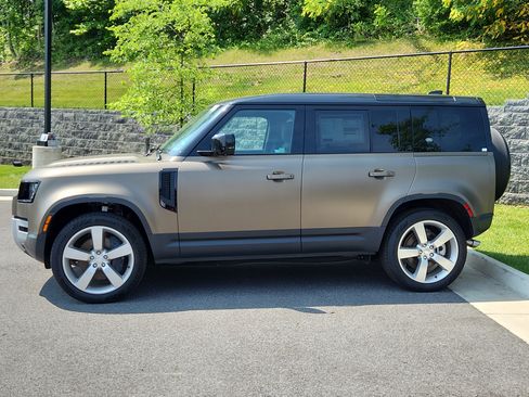 New 2024 Land Rover Defender 110 SE image 6