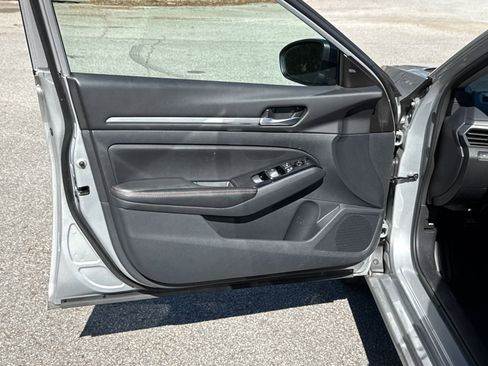 Used 2025 Nissan Altima 2.5 SR image 10