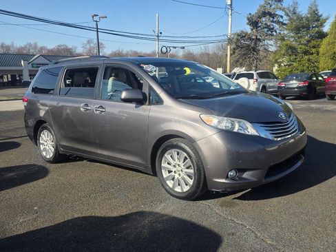 Used 2011 Toyota Sienna Limited w/ Premium Pkg image 3