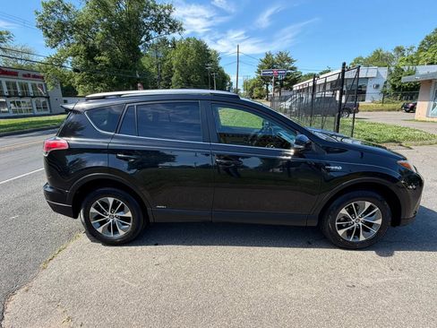 Used 2018 Toyota RAV4 XLE AWD/4WD image 4