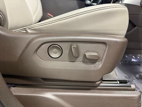 Used 2021 GMC Yukon SLT w/ SLT Premium Package image 32