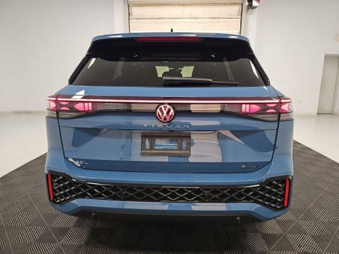 Used 2025 Volkswagen Tiguan SEL R-Line image 5