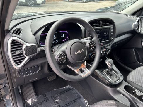 Used 2025 Kia Soul LX w/ LX Technology Package FWD image 32