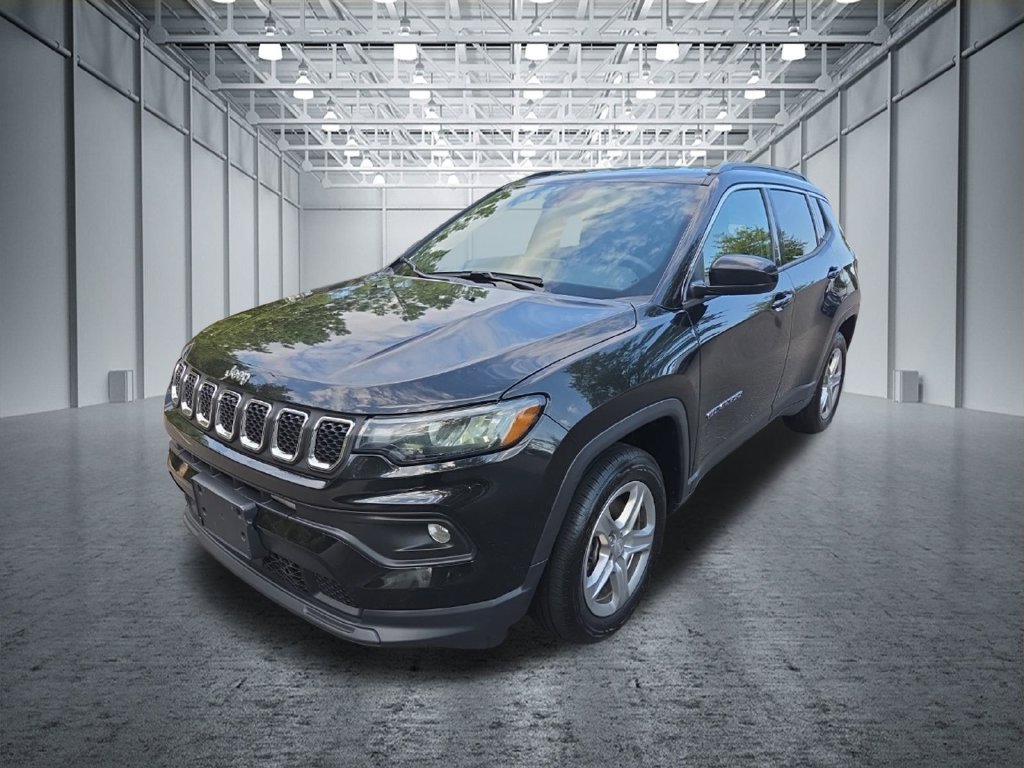Used 2024 Jeep Compass Latitude AWD/4WD image 3