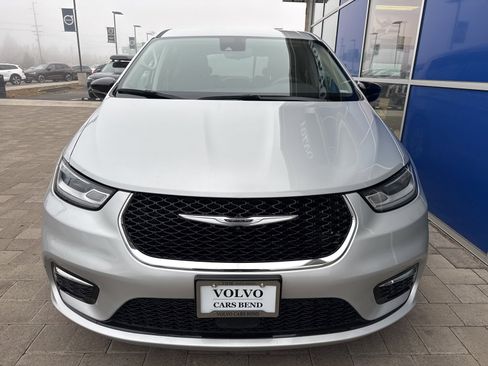 Used 2024 Chrysler Pacifica Touring-L image 2