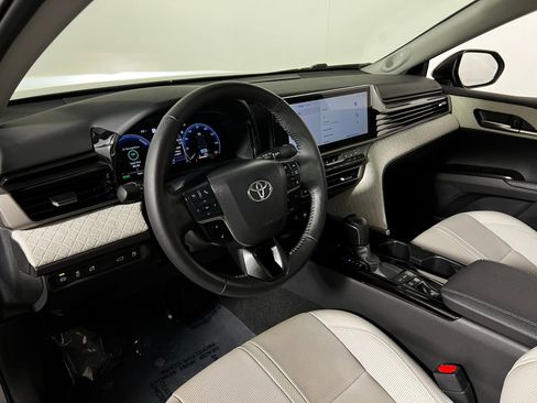 Used 2025 Toyota Camry XLE image 12