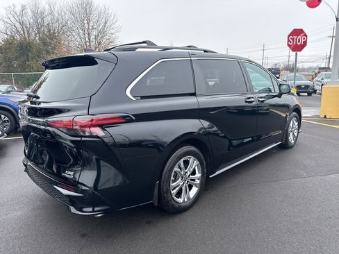 Used 2023 Toyota Sienna XSE w/ XSE Plus Package image 5