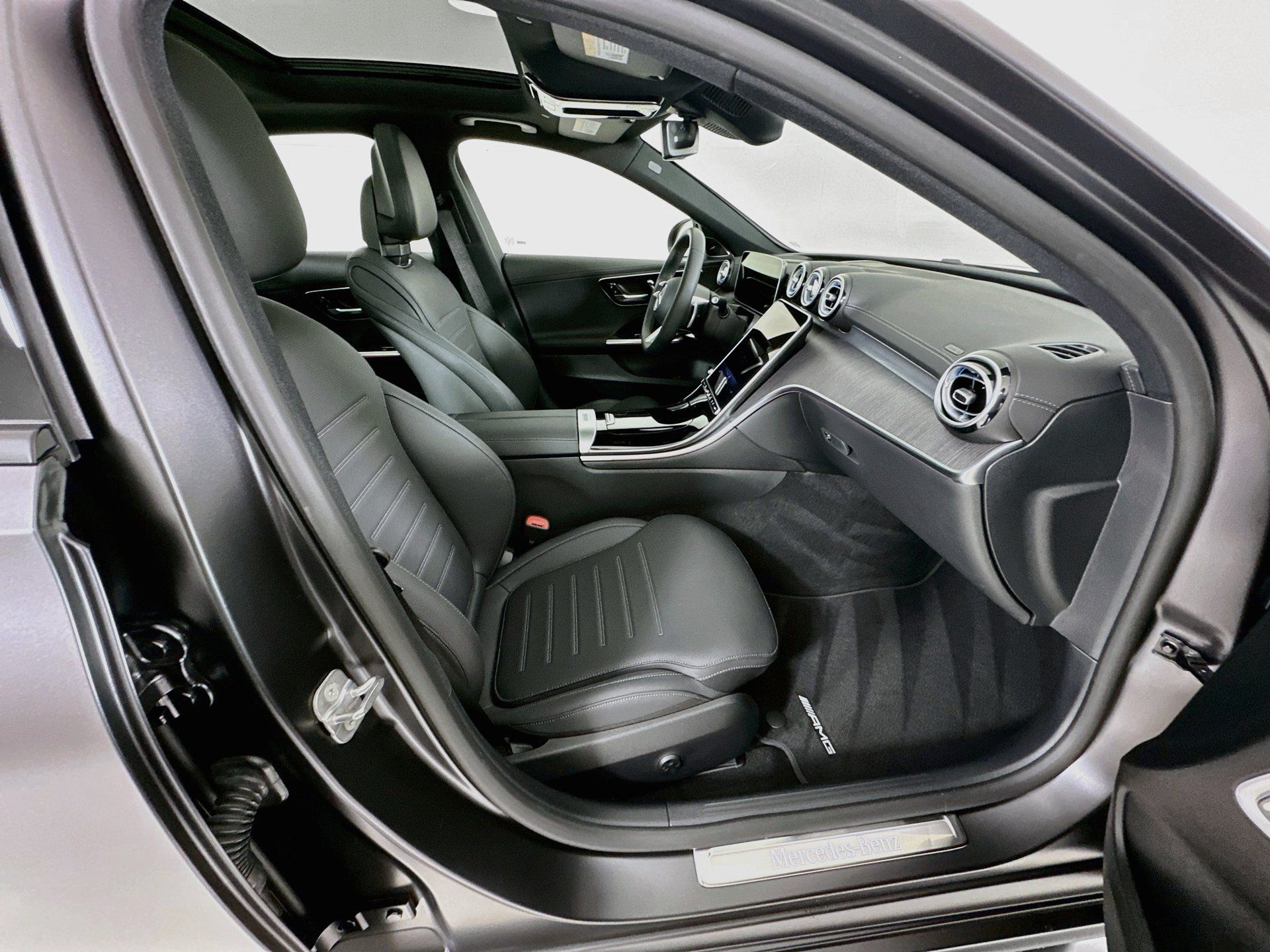 Used 2025 Mercedes-Benz C 300 Sedan image 31