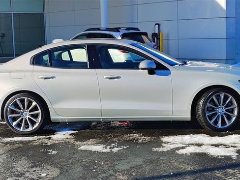 Used 2021 Volvo S60 T6 Momentum w/ Premium Package image 2
