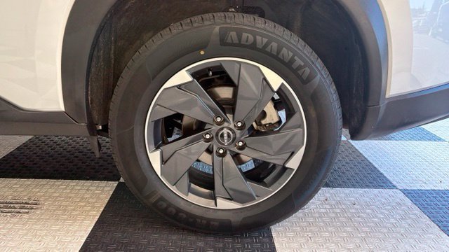 Used 2025 Nissan Rogue SV AWD/4WD image 12