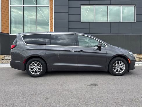 Used 2023 Chrysler Pacifica Touring-L FWD image 2
