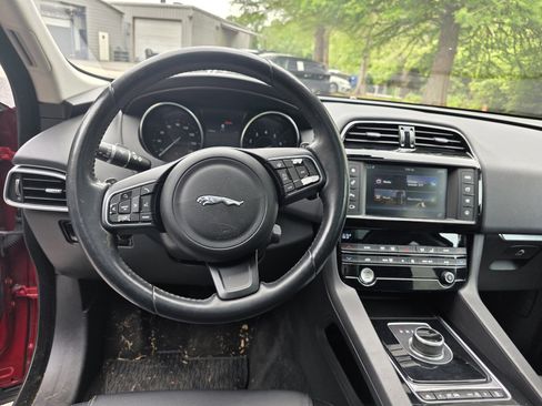 Used 2017 Jaguar F-PACE Premium image 11