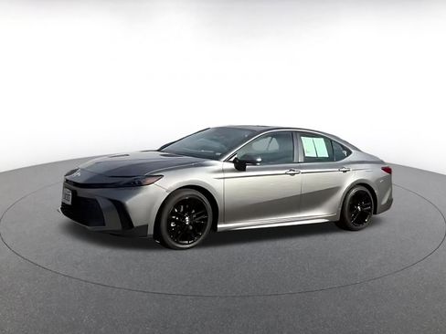 Used 2025 Toyota Camry SE image 7