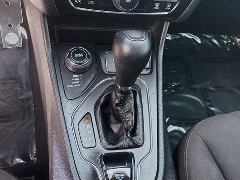 Used 2019 Jeep Cherokee Latitude w/ Popular Appearance Group AWD/4WD image 14