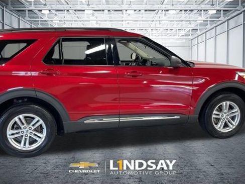 Used 2022 Ford Explorer XLT w/ Equipment Group 202A AWD/4WD image 2