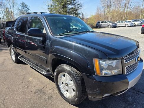 Used 2012 Chevrolet Avalanche LT w/ Suspension Package, Off-Road image 3